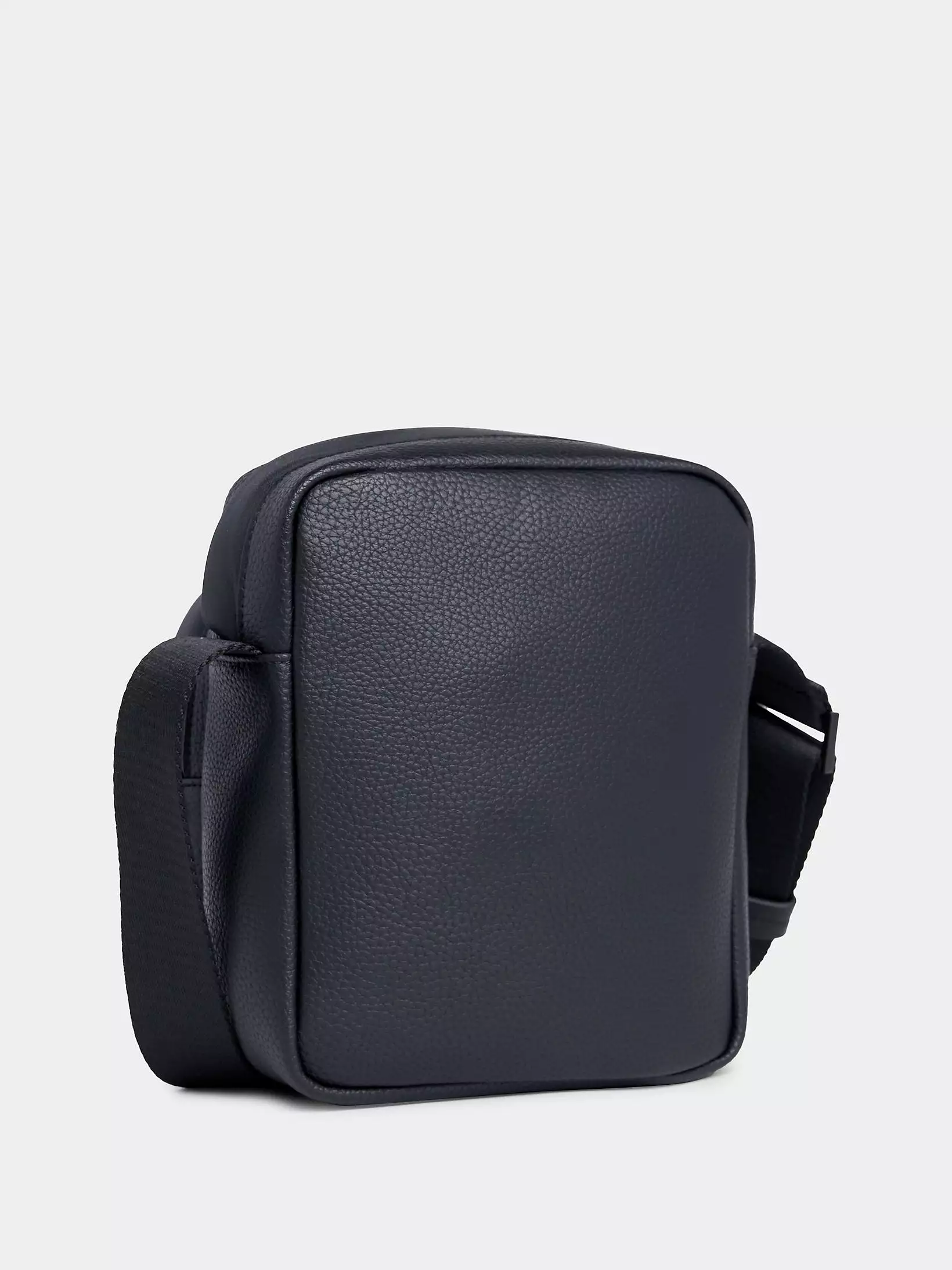 Calvin Klein Must Pebble Reporter Bag