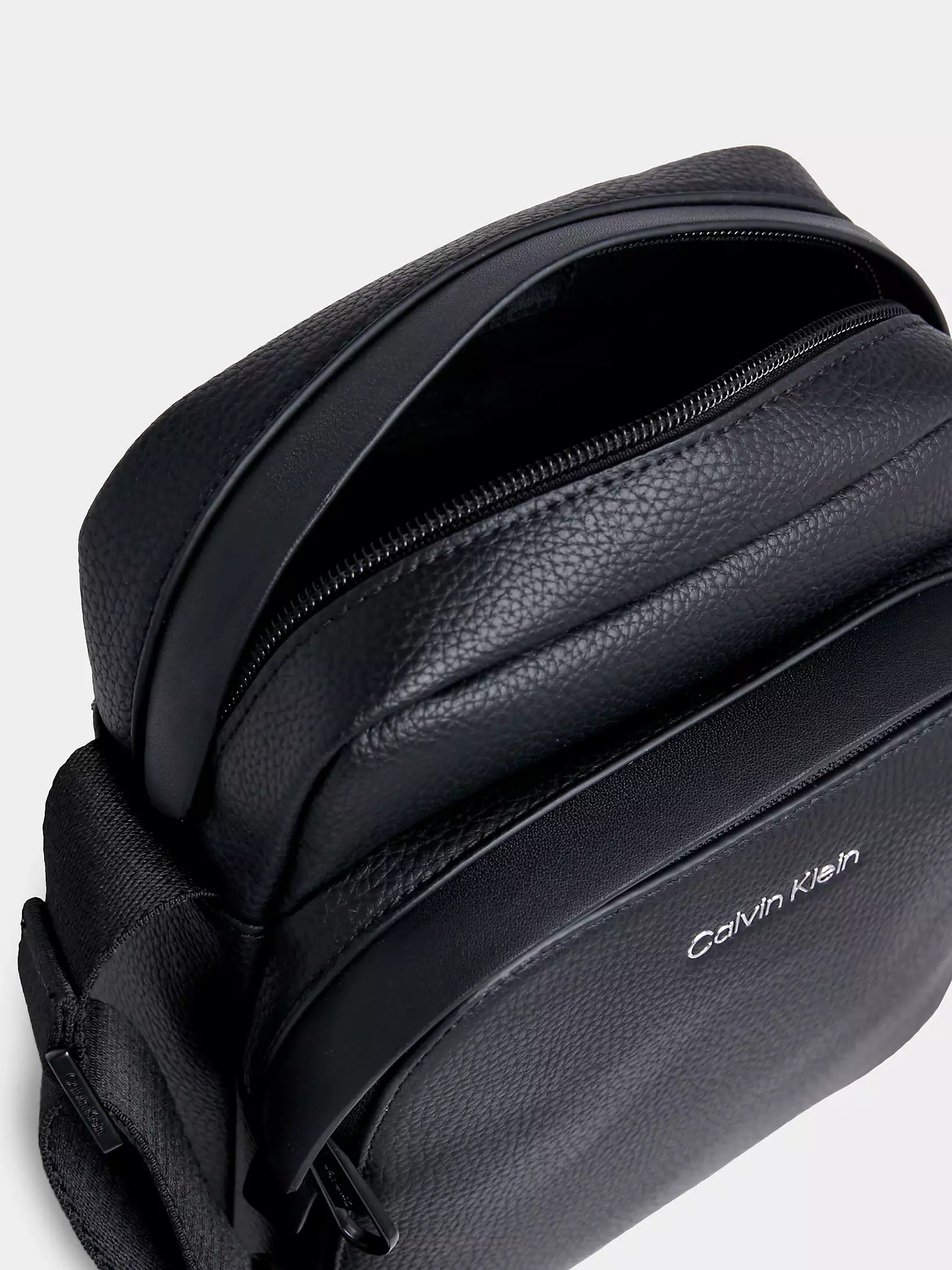 Calvin Klein Must Pebble Reporter Bag